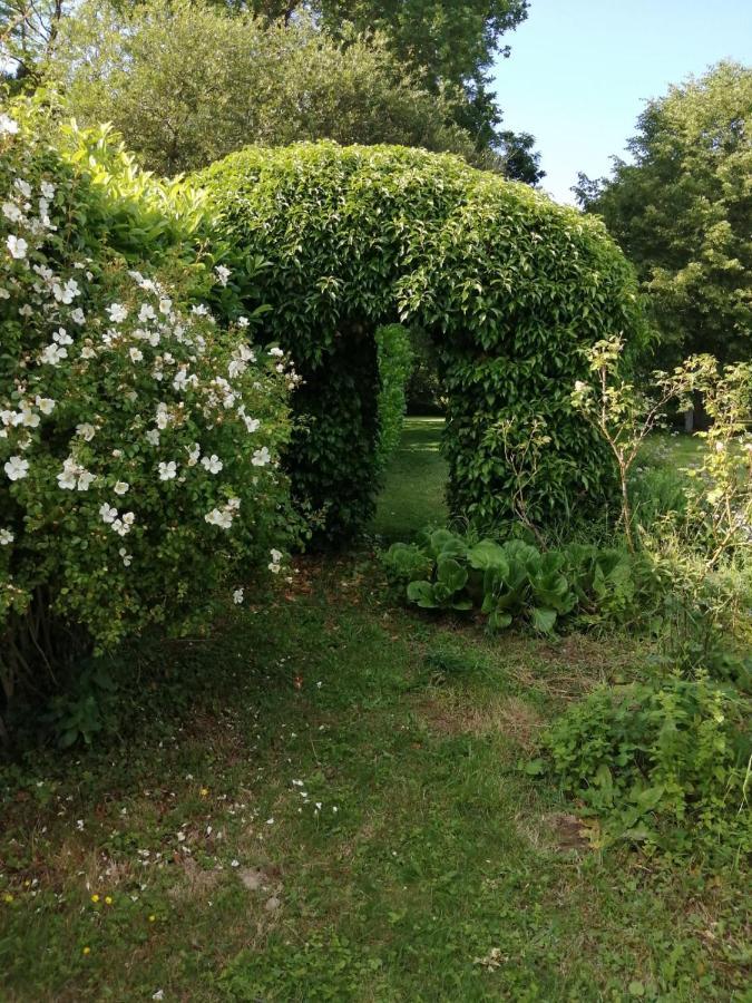 Bed and Breakfast Les Berges De La Planchette Yvignac-la-Tour Exterior foto