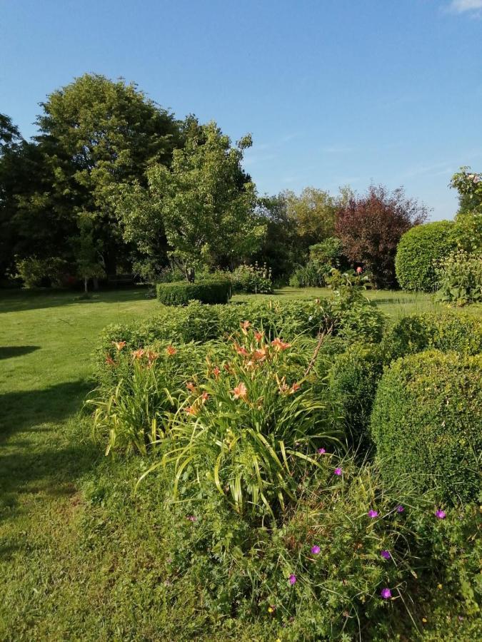 Bed and Breakfast Les Berges De La Planchette Yvignac-la-Tour Exterior foto